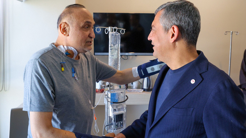 Bıçaklanan YENİ Partili vekil 1 ay sonra ilk kez görüntülendi! Özgür Özel ziyaret etti - Resim : 1
