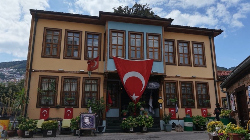 Zeki Müren'in koklamaya kıyamadığı 300 yıllık manolyanın hikayesini anlattı - Resim : 2