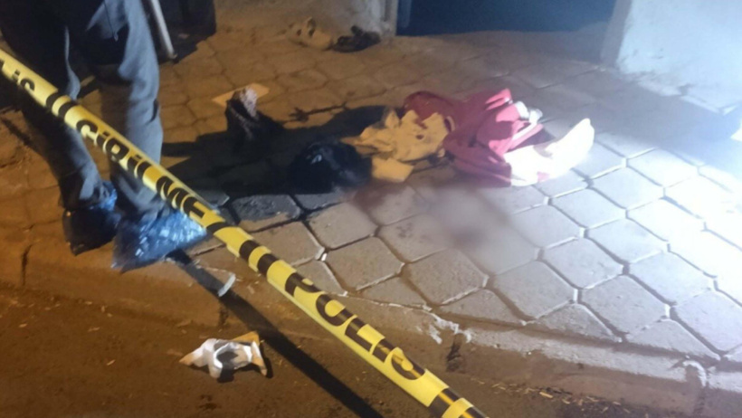 Gözü dönmüş baba terör estirdi: Eşi ve kızını bıçakladı - Resim : 1