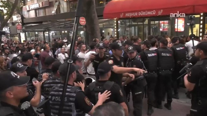 LGBT+ operasyonlarına yönelik protesto sürüyor: Polisten sert müdahale ve ters kelepçeli gözaltı! - Resim : 1