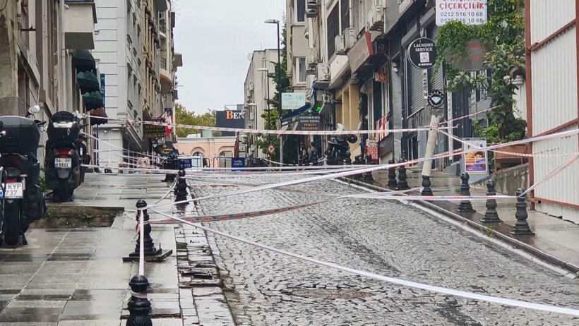 Fatih'te yıkım kararı verilen otelin çatısı çöktü: Beton parçaları araçların üzerine düştü - Resim : 5