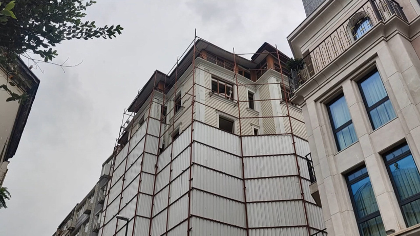 Fatih'te yıkım kararı verilen otelin çatısı çöktü: Beton parçaları araçların üzerine düştü - Resim : 1