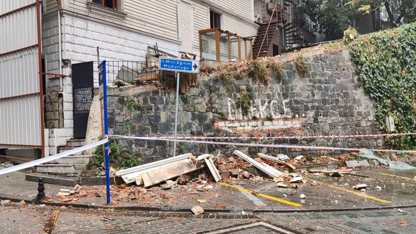 Fatih'te yıkım kararı verilen otelin çatısı çöktü: Beton parçaları araçların üzerine düştü - Resim : 7