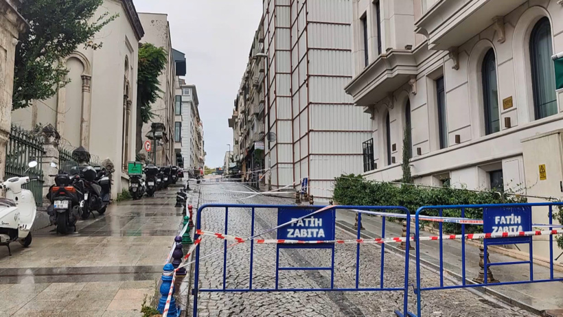 Fatih'te yıkım kararı verilen otelin çatısı çöktü: Beton parçaları araçların üzerine düştü - Resim : 3
