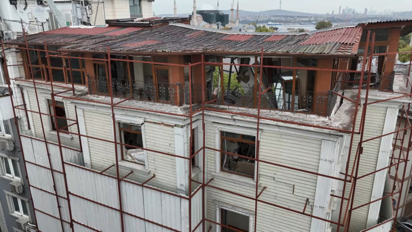 Fatih'te yıkım kararı verilen otelin çatısı çöktü: Beton parçaları araçların üzerine düştü - Resim : 4