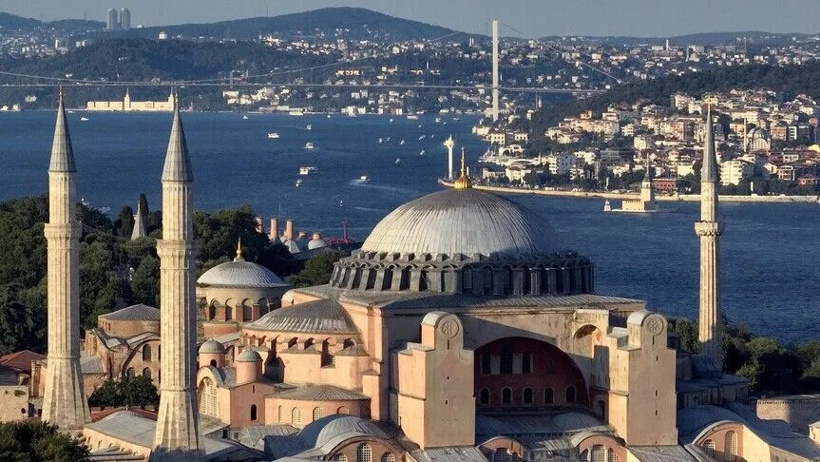 Ayasofya’nın altındaki tüneller şehir efsanesi değil gerçekmiş! Bakan açıkladı - Resim : 1