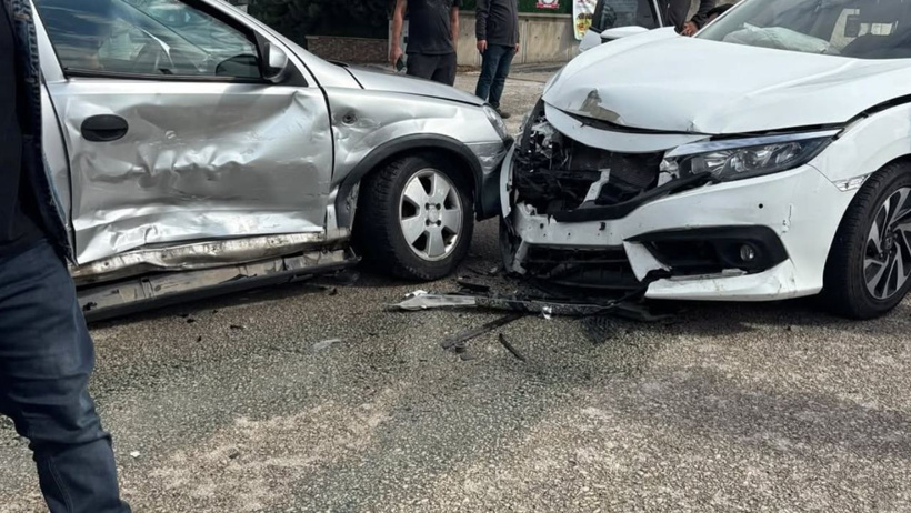 Ünlü oyuncu trafik kazası geçirdi: Arabada eşi de varmış - Resim : 1