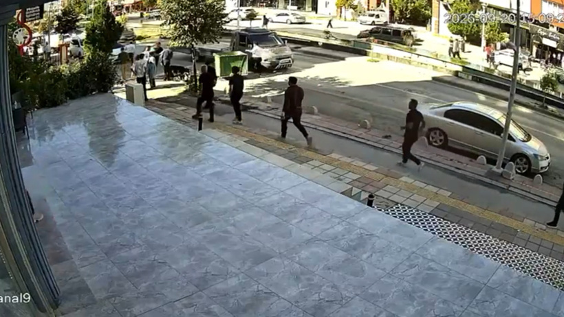 Malatya'da facianın eşiğinden dönüldü! Karşı şeride geçip kuryeye çarptı - Resim : 3
