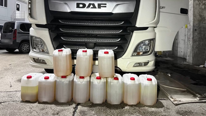 TIR'ın yakıt deposuna 224 kilo sıvı uyuşturucu sakladılar - Resim : 1