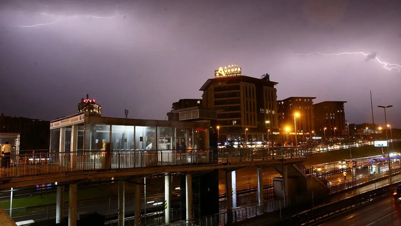 İstanbul’da hava bir anda kararacak çok şiddetli yağacak: AKOM saat verip uyardı - Resim : 1