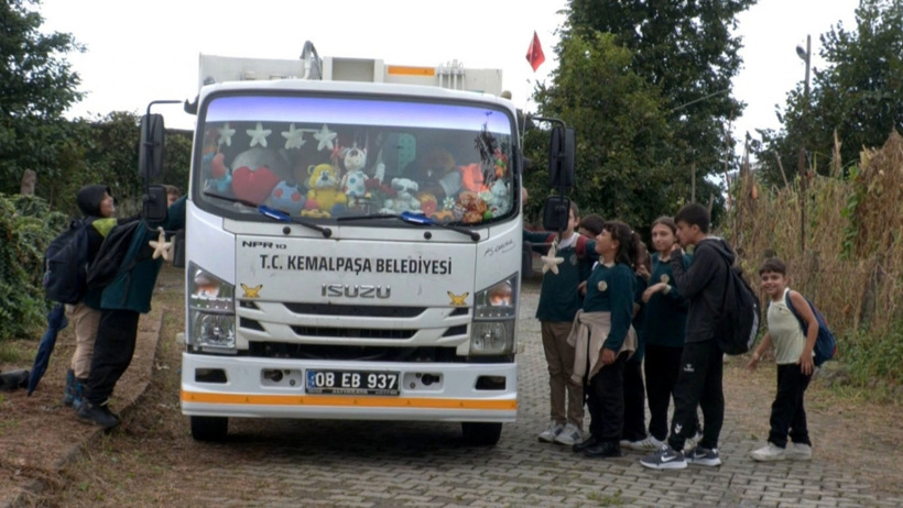 Bu çöp arabası mis gibi kokuyor! Her gün çocuklara oyuncak dağıtıyor - Resim : 1