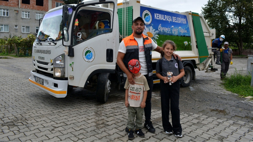 Bu çöp arabası mis gibi kokuyor! Her gün çocuklara oyuncak dağıtıyor - Resim : 4