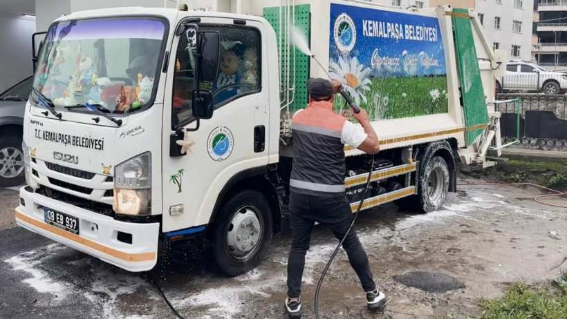 Bu çöp arabası mis gibi kokuyor! Her gün çocuklara oyuncak dağıtıyor - Resim : 2