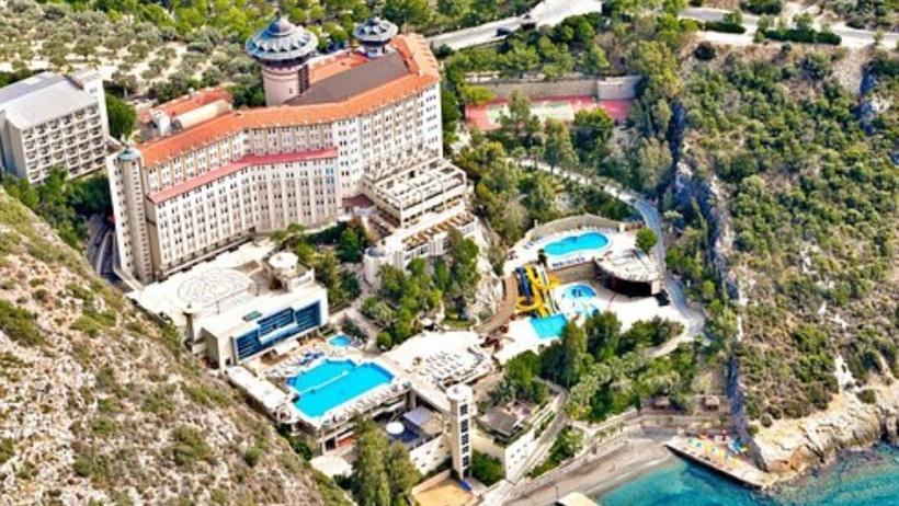 Kuşadası'ndaki 5 yıldızlı otelde işçi eylemi! Turistler tahliye edildi - Resim : 1