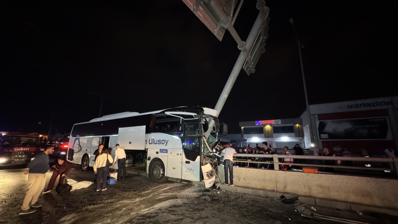 Son dakika | 35 kişilik yolcu otobüsü Adana'da kaza yaptı: Yaralılar var - Resim : 1