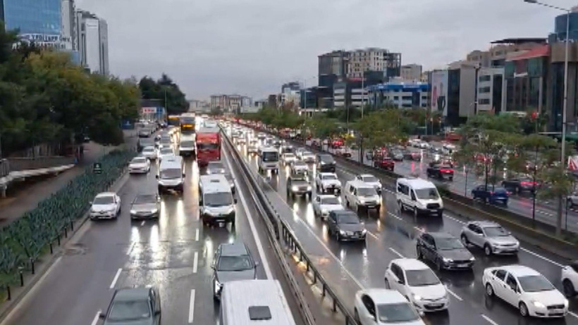 İstanbul ve Ankara'yı sağanak vurdu! Trafik durdu, evleri su bastı - Resim : 2