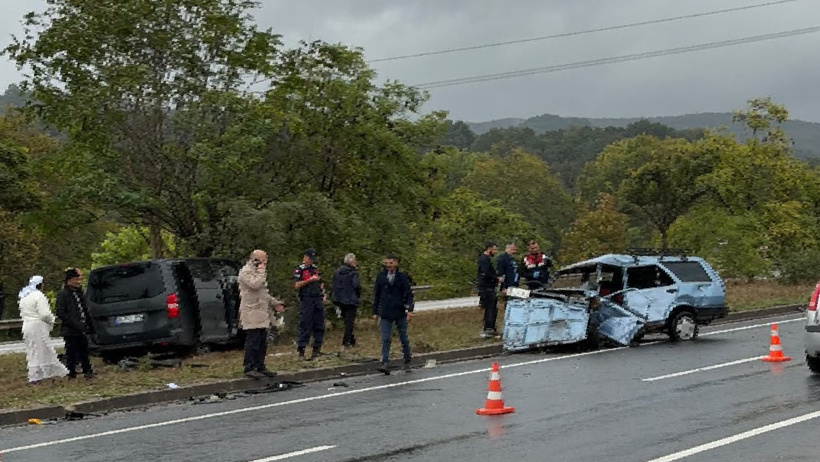 Minibüsle çarpıştı otomobil ikiye bölündü! Sürücü hayatını kaybetti - Resim : 2