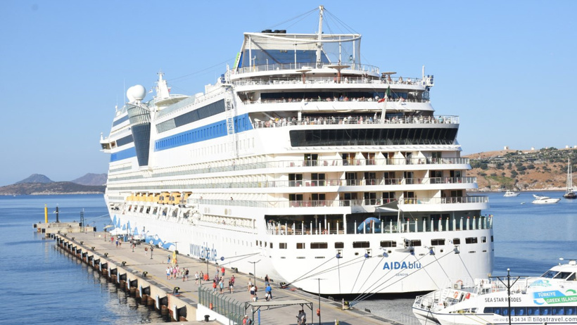 Tam 253 metrelik dev gemi limana yanaştı: Binlerce turist ilçeye akın etti - Resim : 1