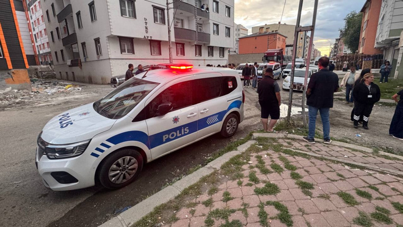 Evlerinin önünde anne ve oğlunu vurdu: Motosikletini bırakıp kaçtı! - Resim : 1