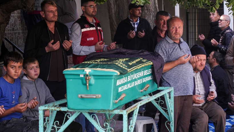 Soma'da hayatını kaybeden madenciler son yolculuklarına uğurlandı: Yaşar'ın babasına vedası yürekleri yaktı - Resim : 4