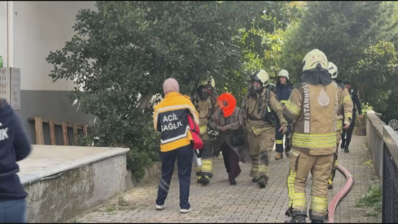 Son Dakika | Kadıköy'de 8 katlı binada yangın! Alevlerin arasında mahsur kalanlar var - Resim : 1