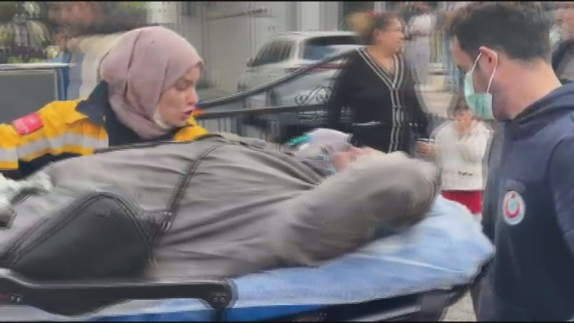 Son Dakika | Kadıköy'de 8 katlı binada yangın! Alevlerin arasında mahsur kalanlar var - Resim : 2