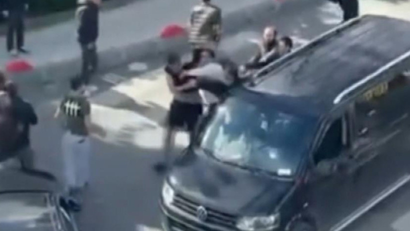 Kavşakta bir anda birbirlerine girdiler: Kafa attı, ortalık savaş alanına döndü! - Resim : 1