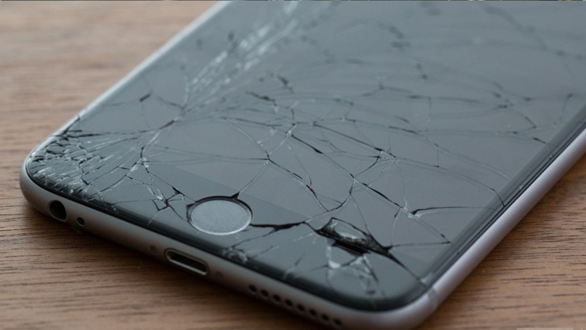 Erkekler çıldırdı: Gıcır gıcır telefonlarını bilerek kırıyorlar! - Resim : 1