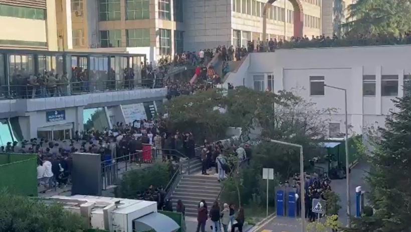Zam öfkesi dinmiyor, Boğaziçili öğrenciler ayağa kalktı: Kampüse yine polis barikatı kuruldu! - Resim : 1