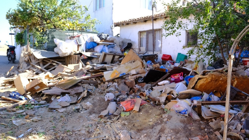 Mahalleli kokudan isyan etti: Ekipler tam 8 kamyon çöp çıkardı - Resim : 1