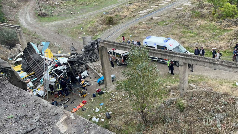 Kargo kamyonu 25 metreden uçtu: Parçaları dört bir yana dağıldı! - Resim : 1