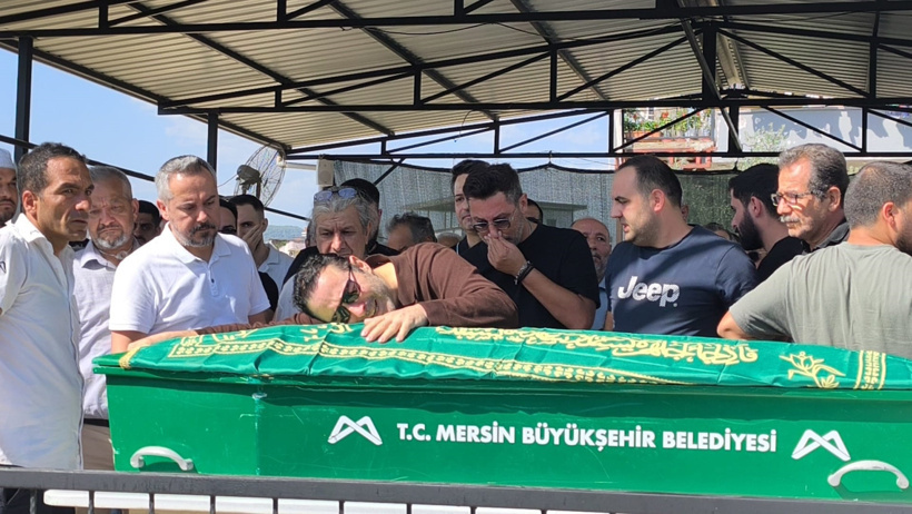 Atilla Taş kızının tabutuna sarılıp gözyaşlarına boğuldu! Cenaze töreninde kahreden anlar - Resim : 1