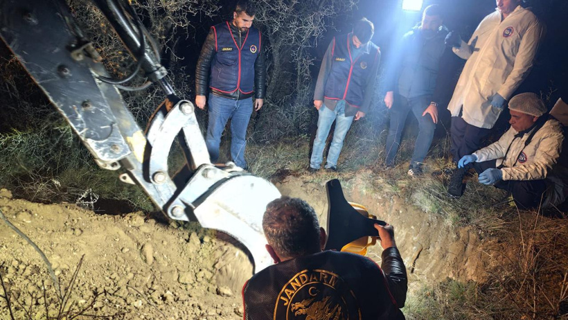 20 yıldır kayıp sanılıyordu: Ailesi katletmiş, 2 çocuğu da tutuklandı! - Resim : 1
