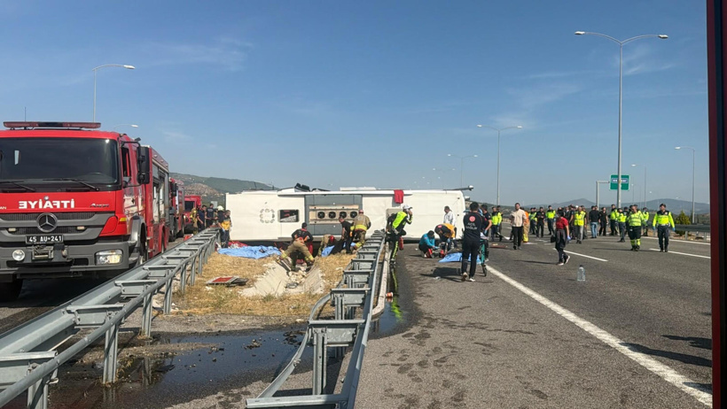 Son dakika | Manisa’da yolcu otobüsü ve kamyon çarpıştı: Çok sayıda ölü ve yaralı var - Resim : 1