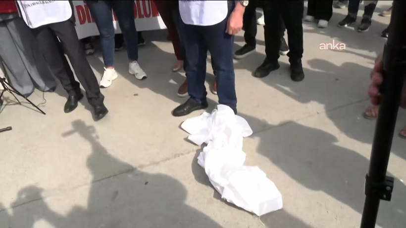 Emeklilerden iktidara kefenli tepki: Bu ülkeyi yönetenlere 'bunu alın siz giyin' diyoruz - Resim : 2