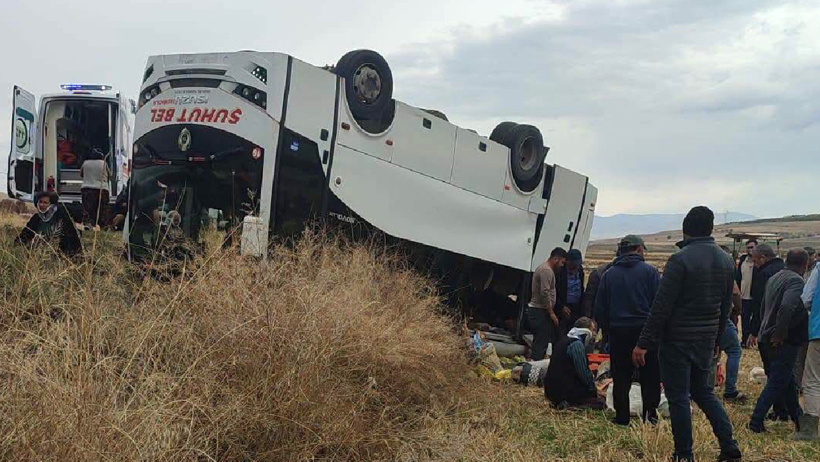 Afyonkarahisar'da midibüs şarampole devrildi: Çok sayıda yaralandı - Resim : 2