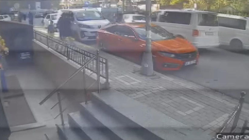 Ters yönden gittiği için kendisini uyaran esnafa 'Buranın emniyet müdürü sen misin?' dedi - Resim : 3