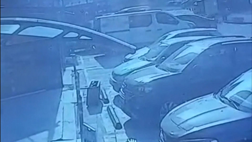 Dükkanda oturan yurttaşın üzerine araç savruldu: Facianın eşiğinden dönüldü - Resim : 2