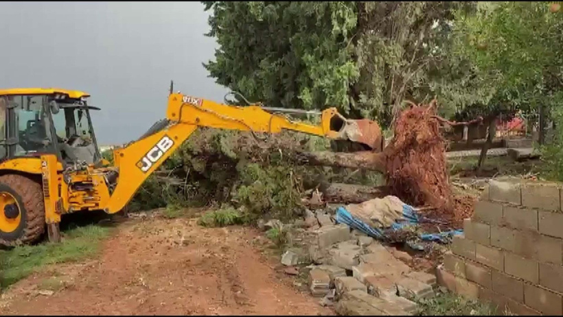 Sağanak sonrası üç şehrin sokakları bu hale geldi! Duvar yıkıldı, ağaçlar devrildi - Resim : 2