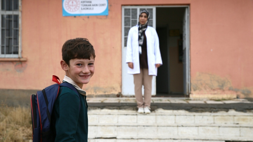 Okulunun tek öğrencisi: Büyüyünce doktor olacak - Resim : 3