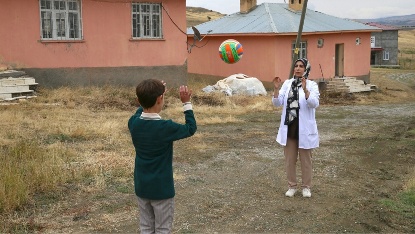 Okulunun tek öğrencisi: Büyüyünce doktor olacak - Resim : 2