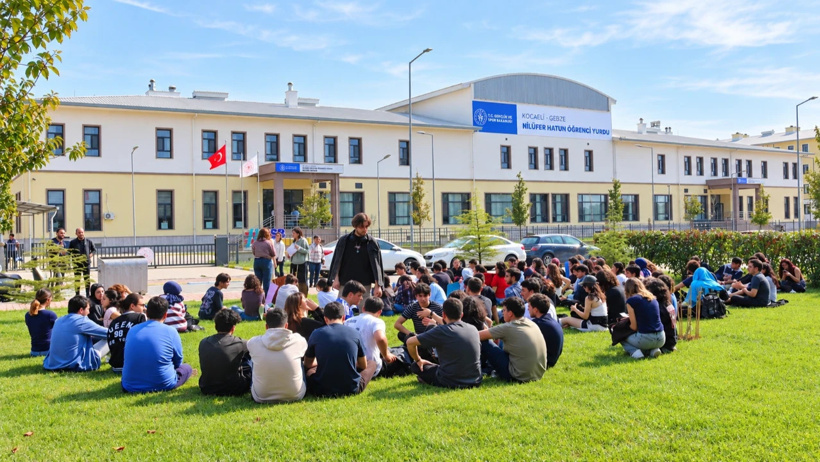 2 öğrenci yurttan atıldı: Üniversitede gençlerden oturma eylemi - Resim : 1