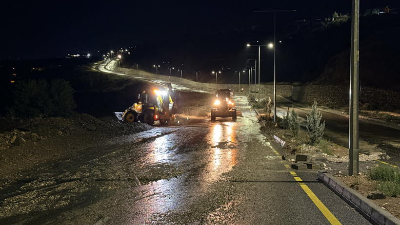 Sağanak bir anda bastırdı: Araçlar suya gömüldü cadde çöktü yollar kapandı - Resim : 2