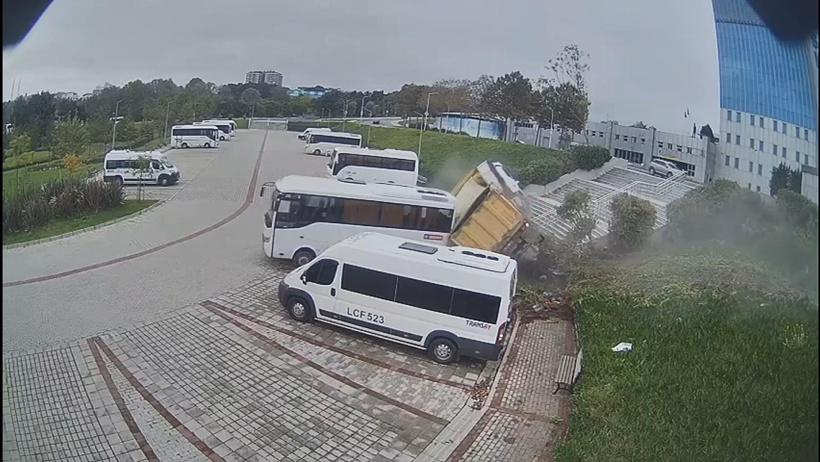 2 araca çarpan kamyon İSKİ'nin bahçesine uçtu! 2 yaralı - Resim : 1
