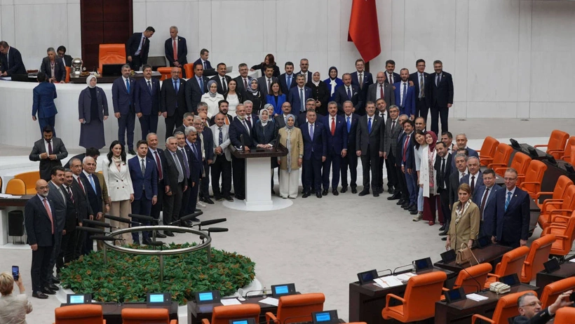 katliam-teklifi-yasalasti-akp-li-vekiller-hatira-fotografi-cektirdi.webp