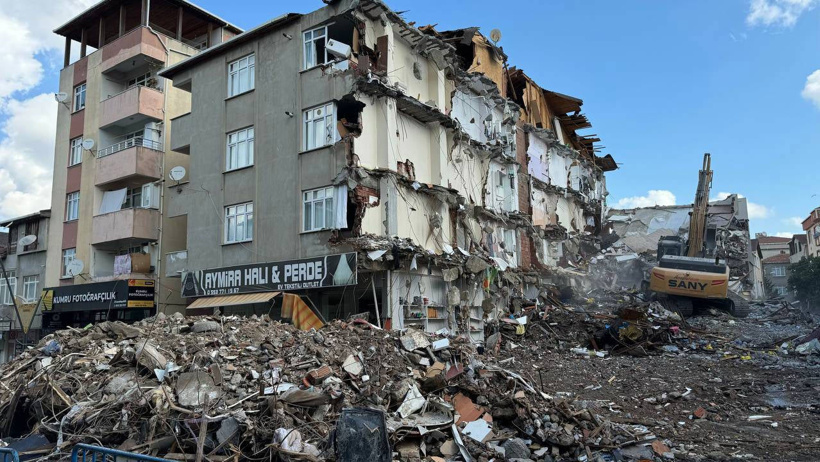 pendik-te-iett-otobusunun-carptigi-bina-yikiliyor.jpg