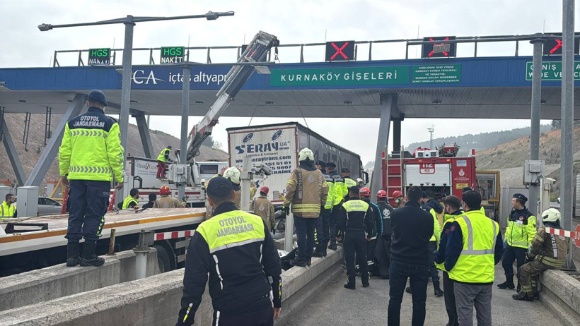 aa-20250405-37539846-37539844-kuzey-marmara-otoyolunda-otomobil-giselerdeki-tira-carpti.jpg