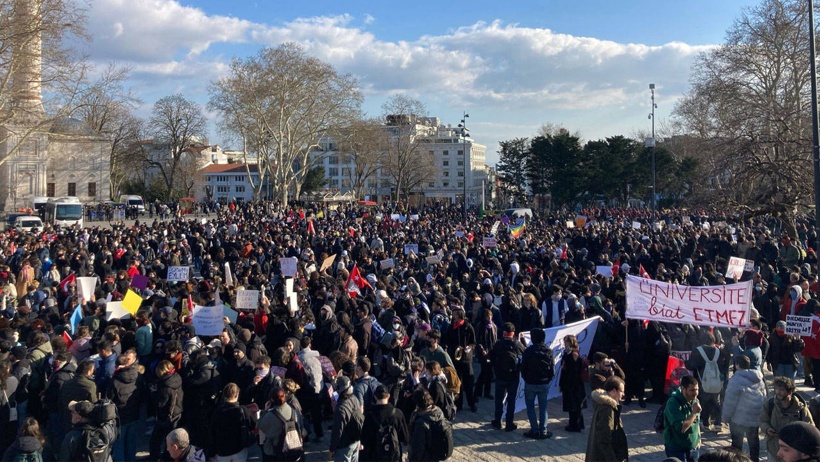 buyuk-universite-mitingi-ogrenciler-beyazit-meydani-nda-toplaniyor-hukumet-istifa-slogani-yankilaniyor.jpg