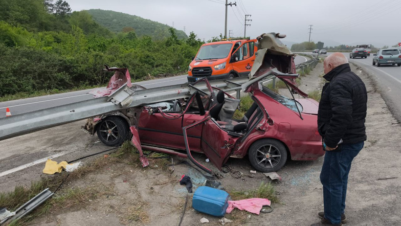 aa-20250427-37767904-37767902-sakaryada-bariyerlere-saplanan-otomobildeki-2-kisi-agir-yaralandi.jpg