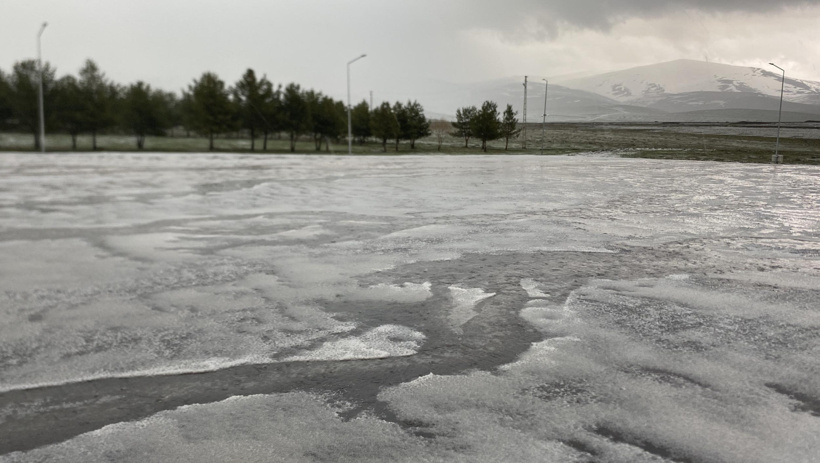 Ardahan'da fındık büyüklüğünde dolu: Kara yolu beyaza büründü - Resim : 1